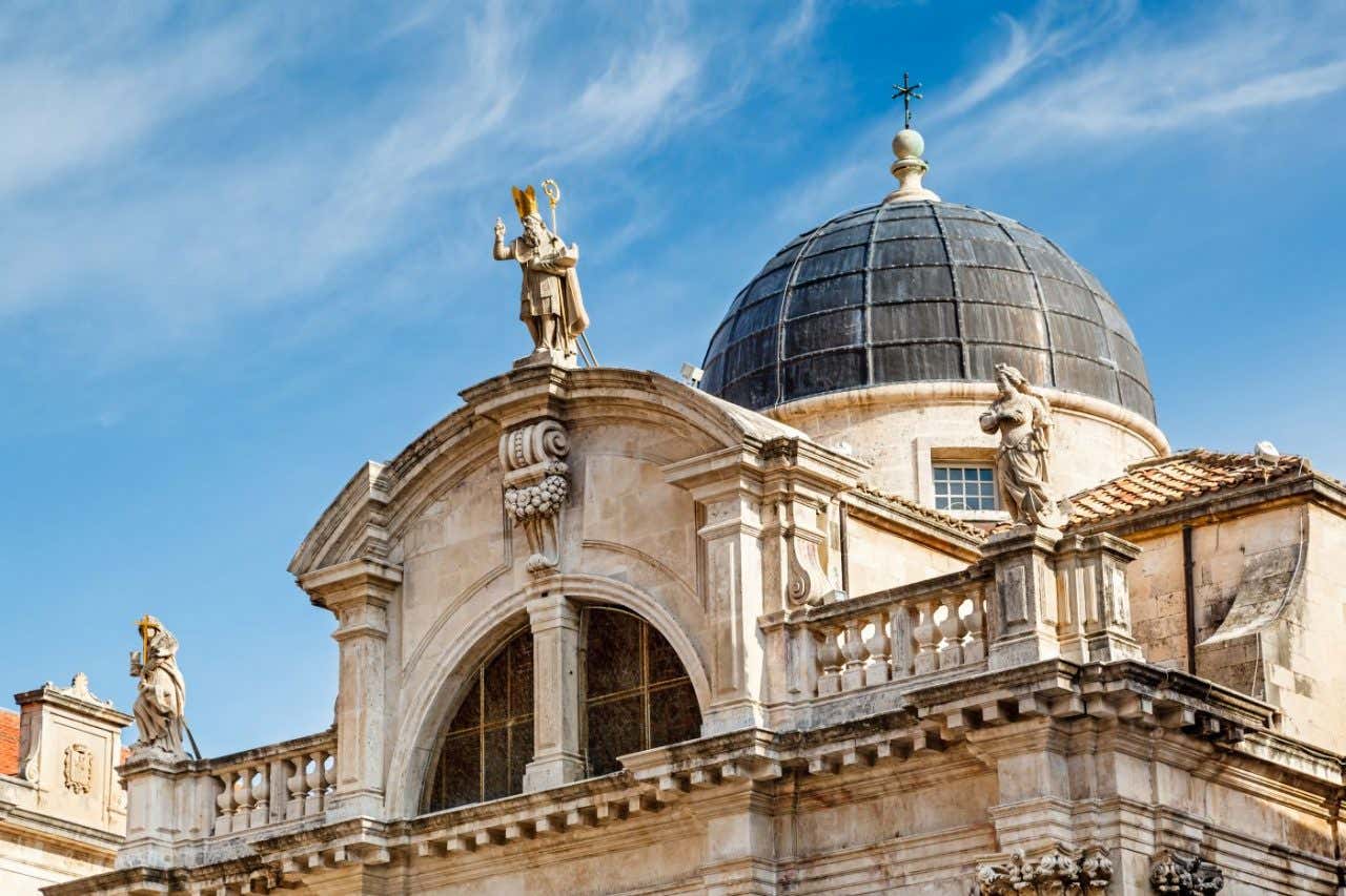 Cúpula de la iglesia de San Blas vista desde abajo con el cielo azul al fondo