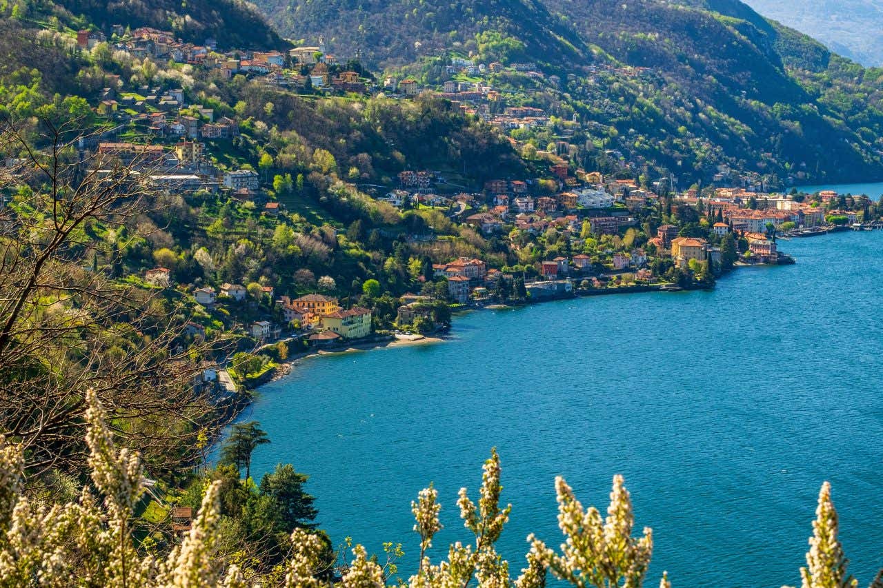 Paisaje panorámico de Derio, un pueblo pintoresco situado a orillas el Lago de Como, en un día soleado, rodeado de montañas
