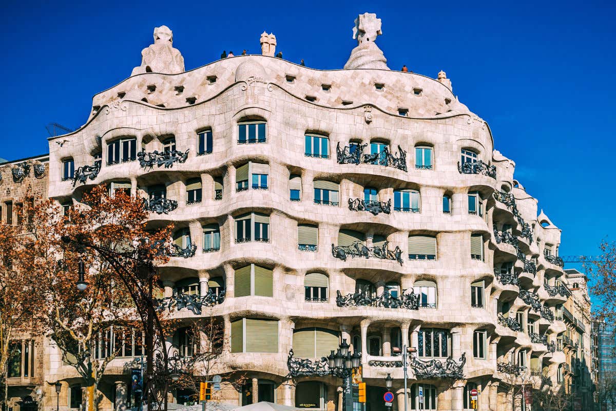 Fachada de La Pedrera, un edificio modernista en Barcelona