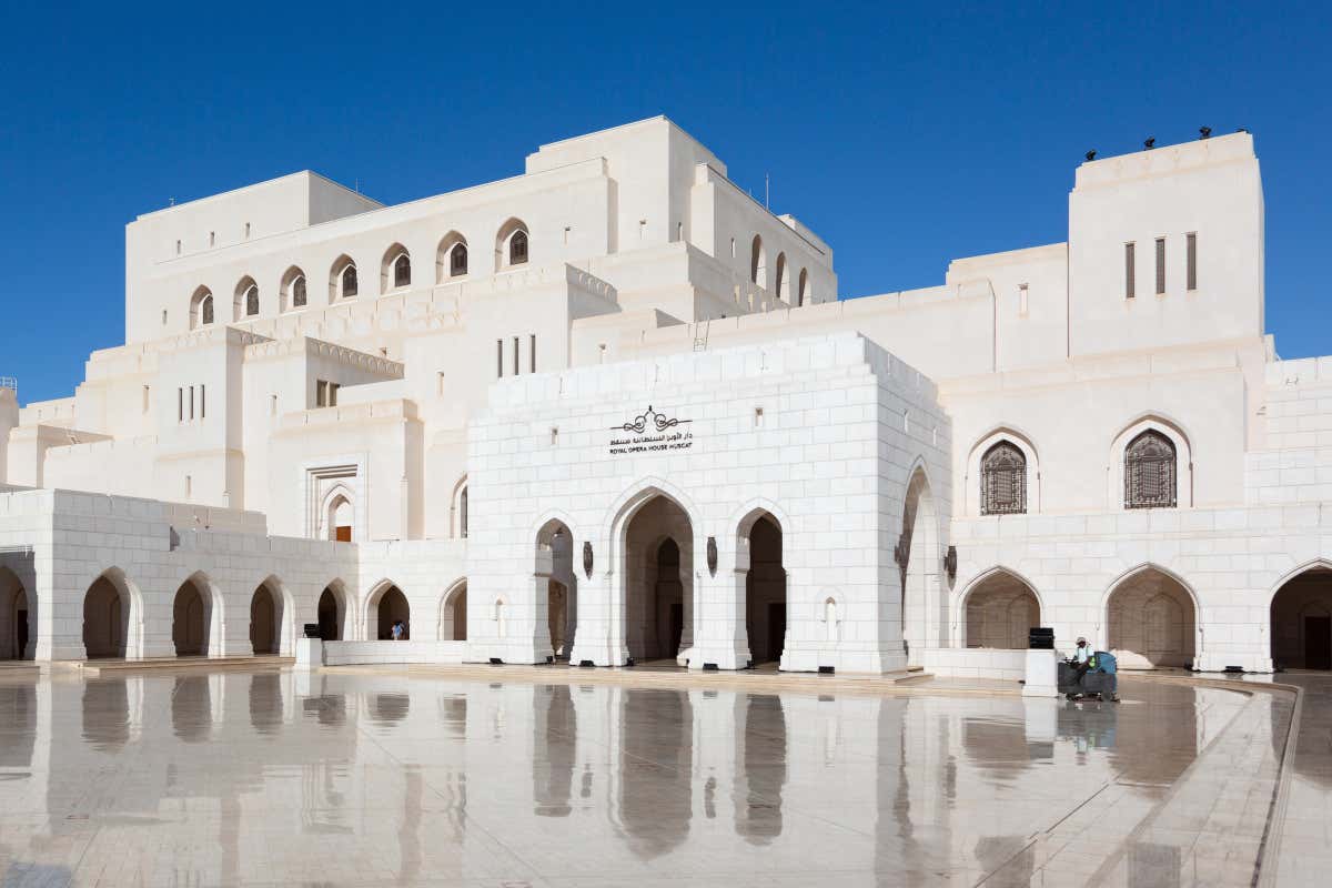 Fachada islámica de color blanco de la ópera de Mascate, uno de los principales lugares para visitar Omán