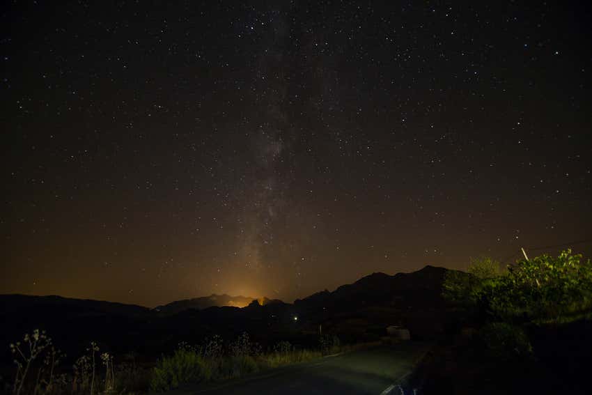 Cielo nocturno donde se pueden ver las estrellas en Grazalema, Cádiz