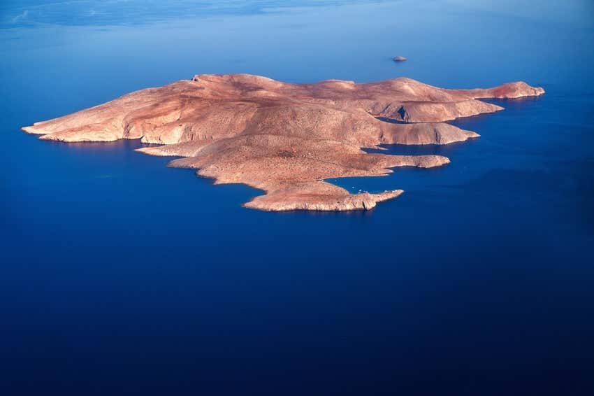 Isla de Día rodeada de las aguas de azul intenso 