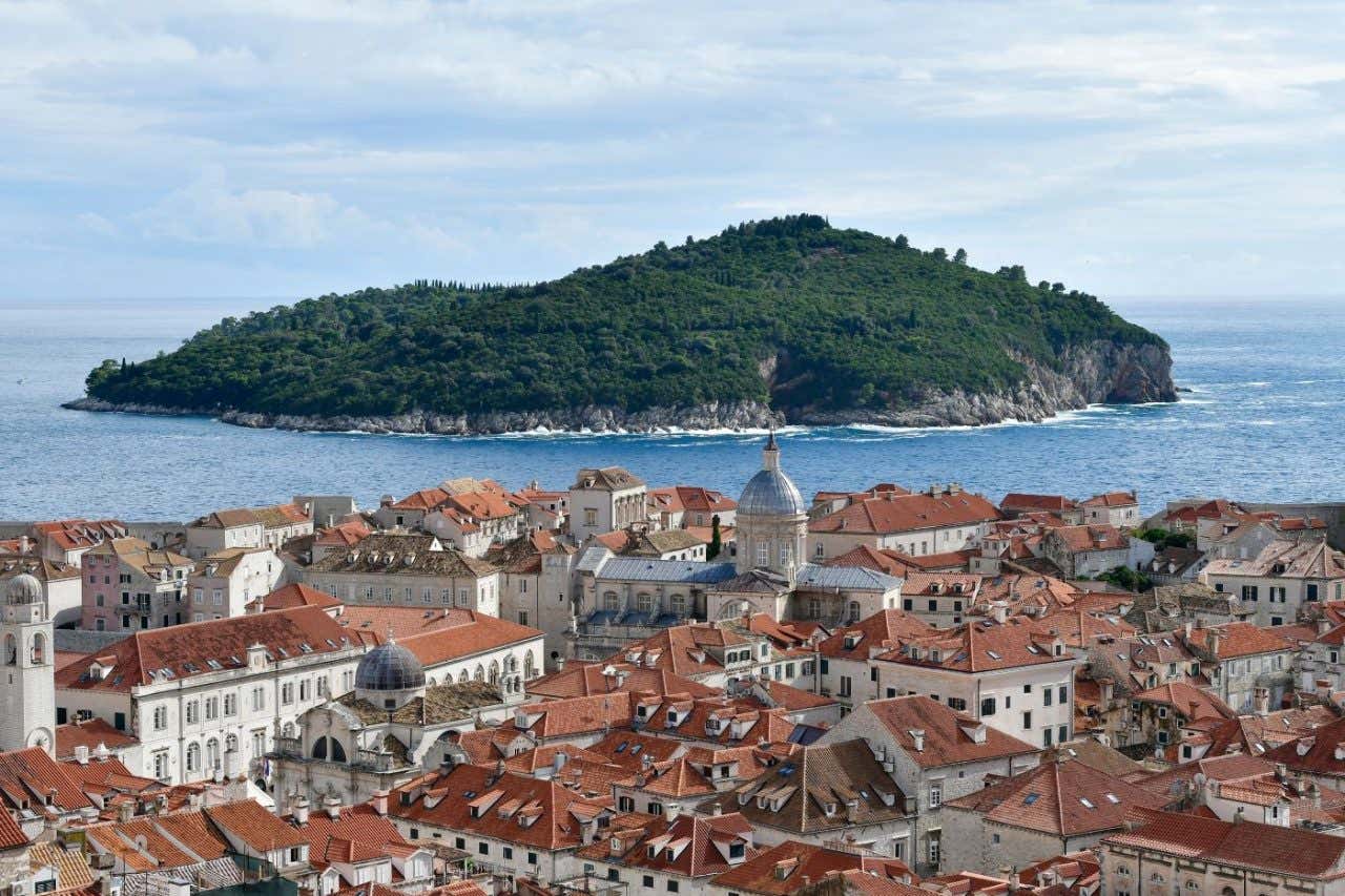 La vista de la isla de Lokrun, frente al casco viejo de Dubrovnik