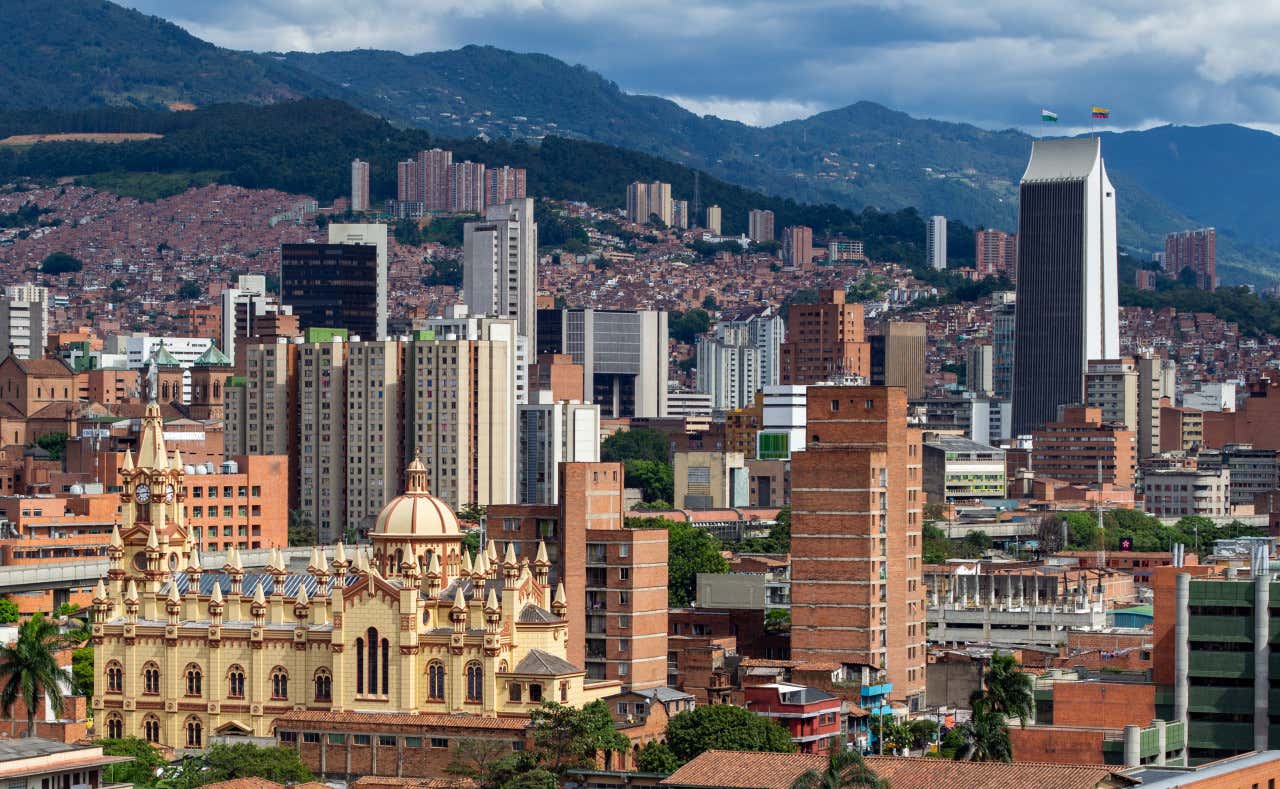 Vista aérea de los rascacielos de Medellín, Colombia, un día nublado