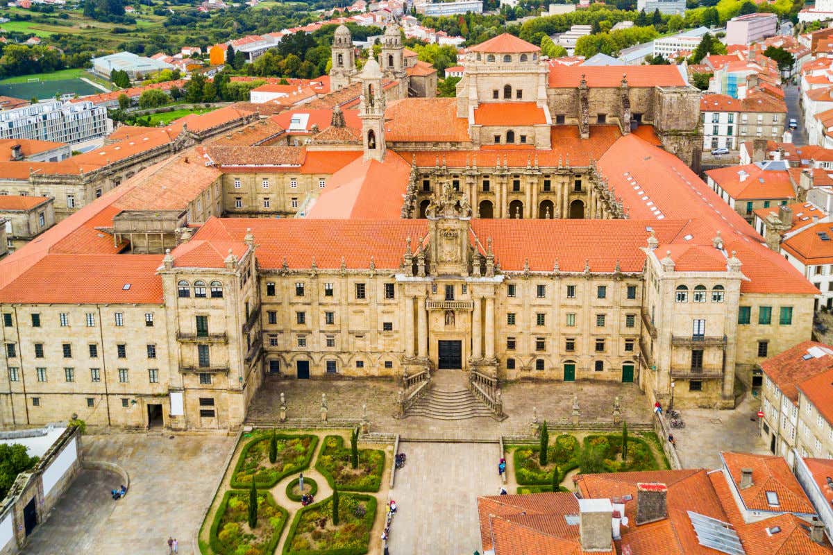 Vista aérea del monasterio de San Martín Pinario, un edificio religioso precedido por jardines y con varios patios entre sus diferentes inmuebles