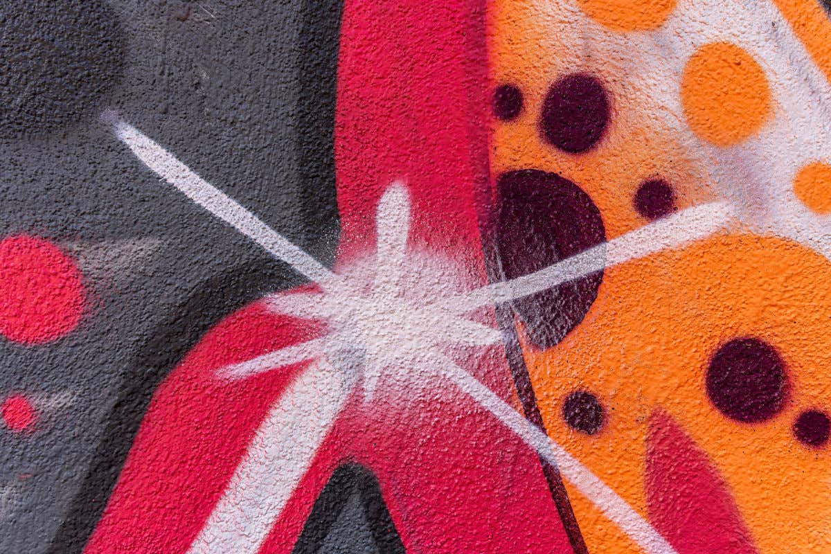 Vivos colores pintados en piedra como parte de un grafiti o mural de arte urbano