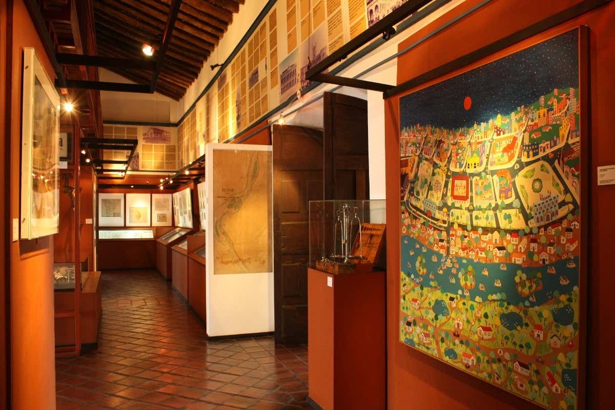 Sala expositiva em um museu de Assunção, repleto de quadros e objetovs históricos