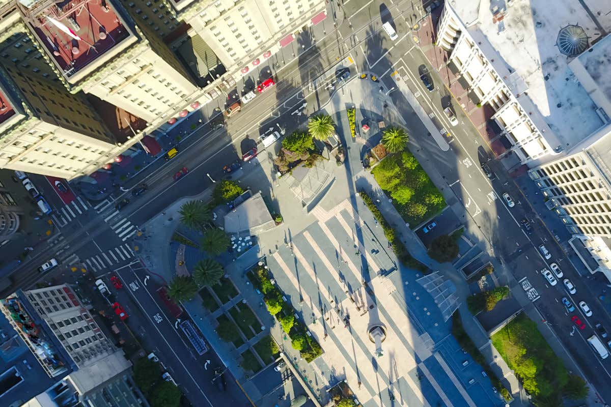 Vista aérea de la plaza de Union Square de San Francisco, con un obelisco conmemorativo rodeado por zonas verdes y varios rascacielos