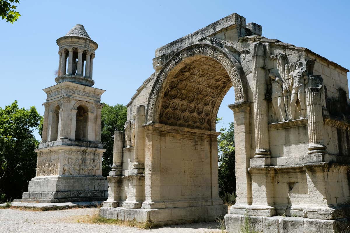 Arcos y torres de una antigua ciudad romana