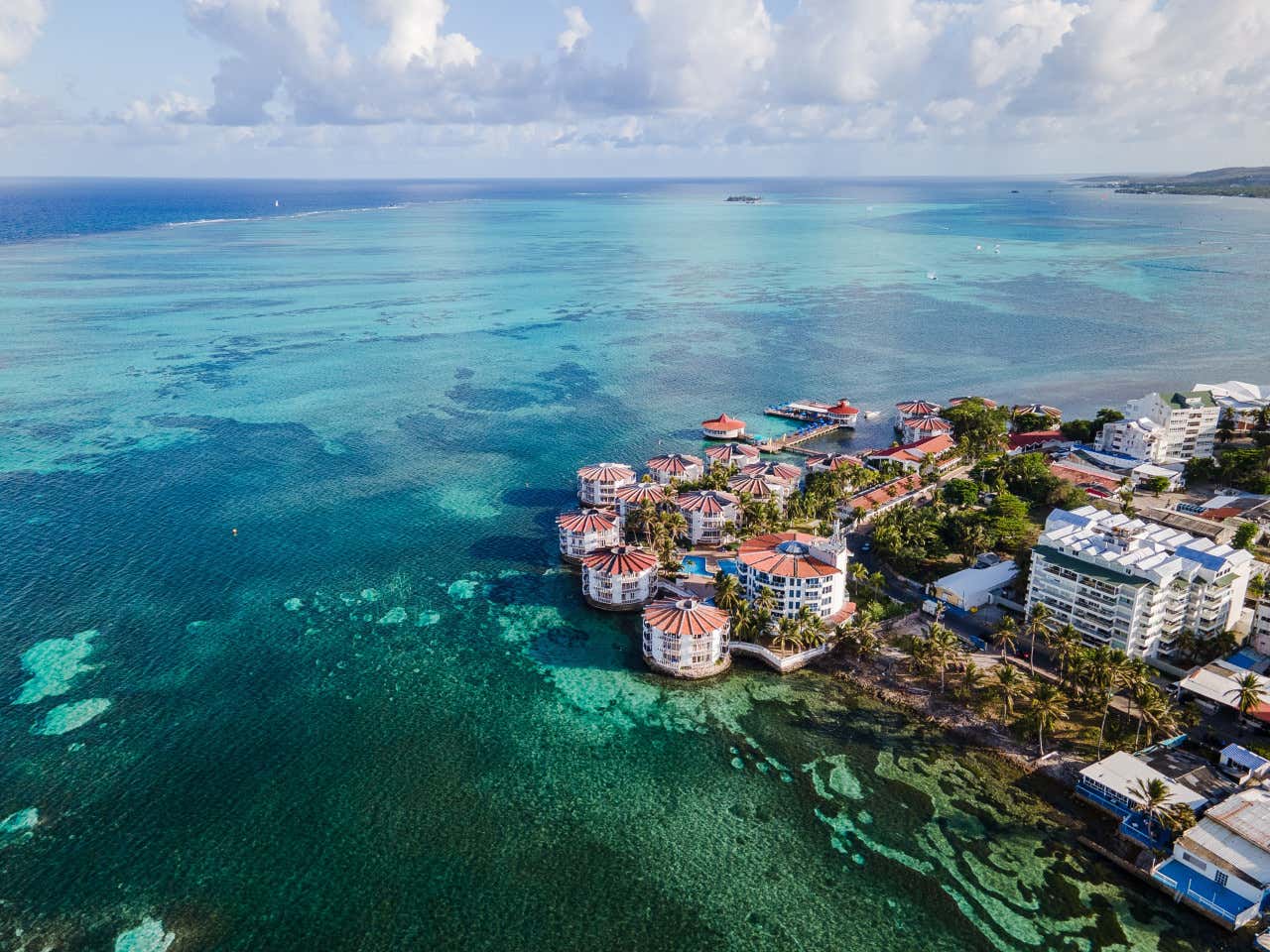 Mar cristalino de aguas azules y turquesas en San Andrés, Colombia