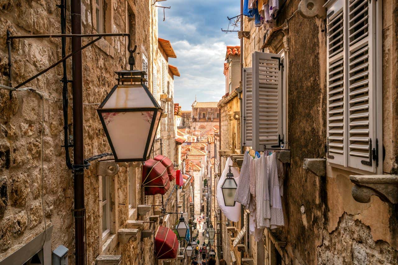 Ruelle typique de Dubrovnik avec ses maisons en pierre et ses volets en bois peint