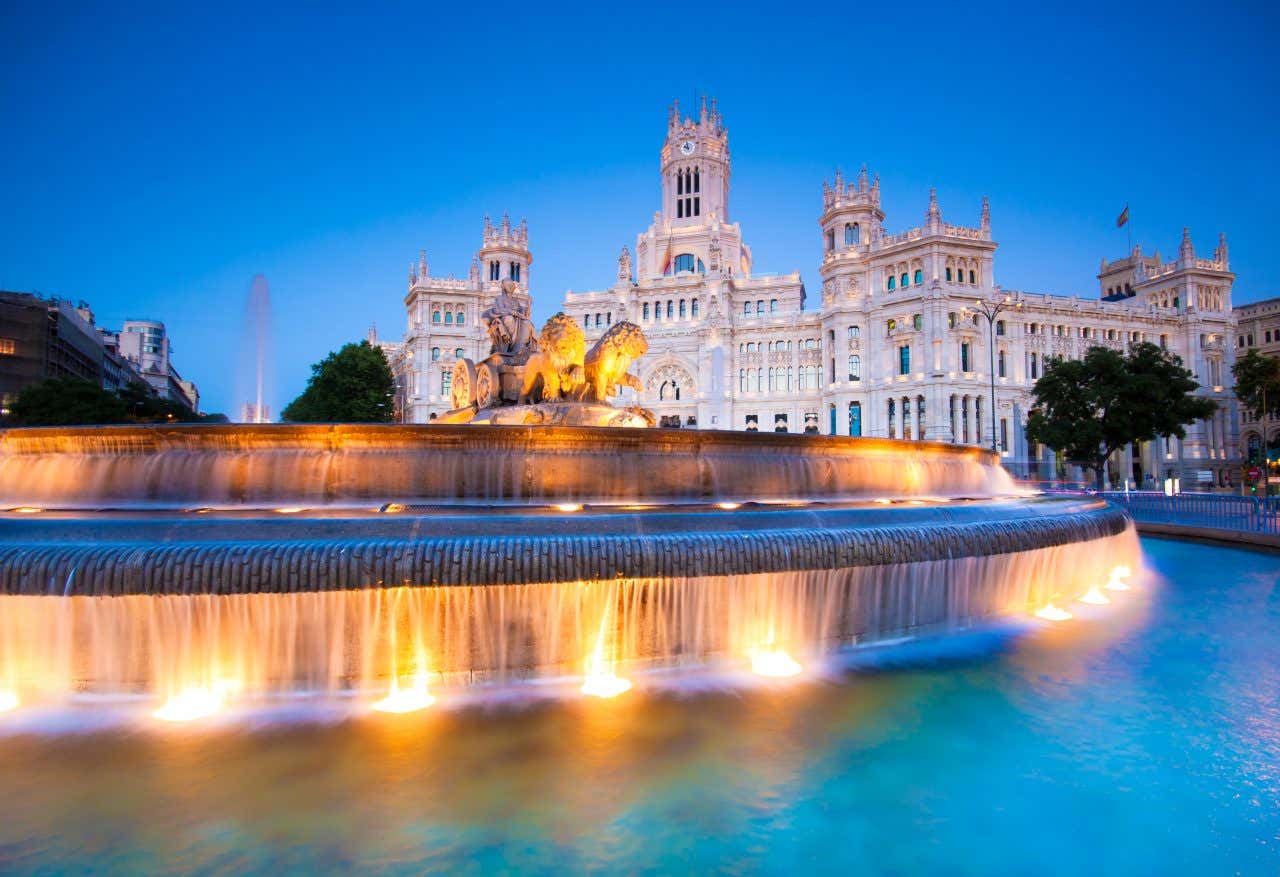 Fontaine de Cibeles éclairée le soir