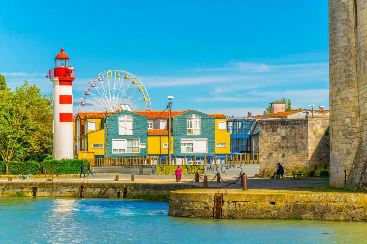 Maisons colorées du quartier du Gabut et son phare rouge et blanc, un quartier à voir à La Rochelle