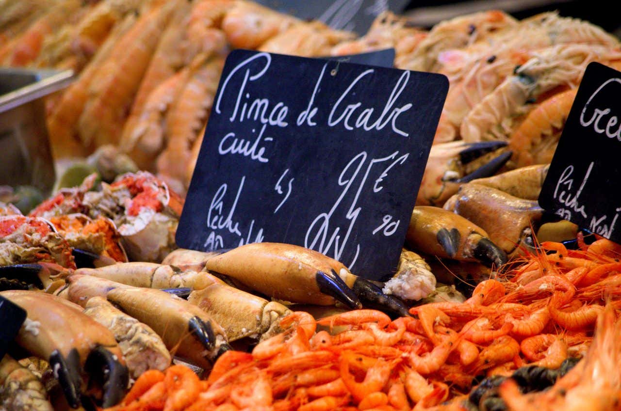 Produits de la mer sur le marché central de La Rochelle, avec des pinces de crabe et des crevettes