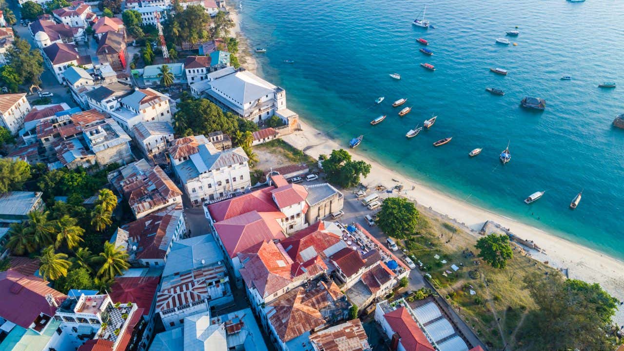 Vue aérienne sur Stone Town, avec ses bâtiments et sa blague bordée de petits bateaux