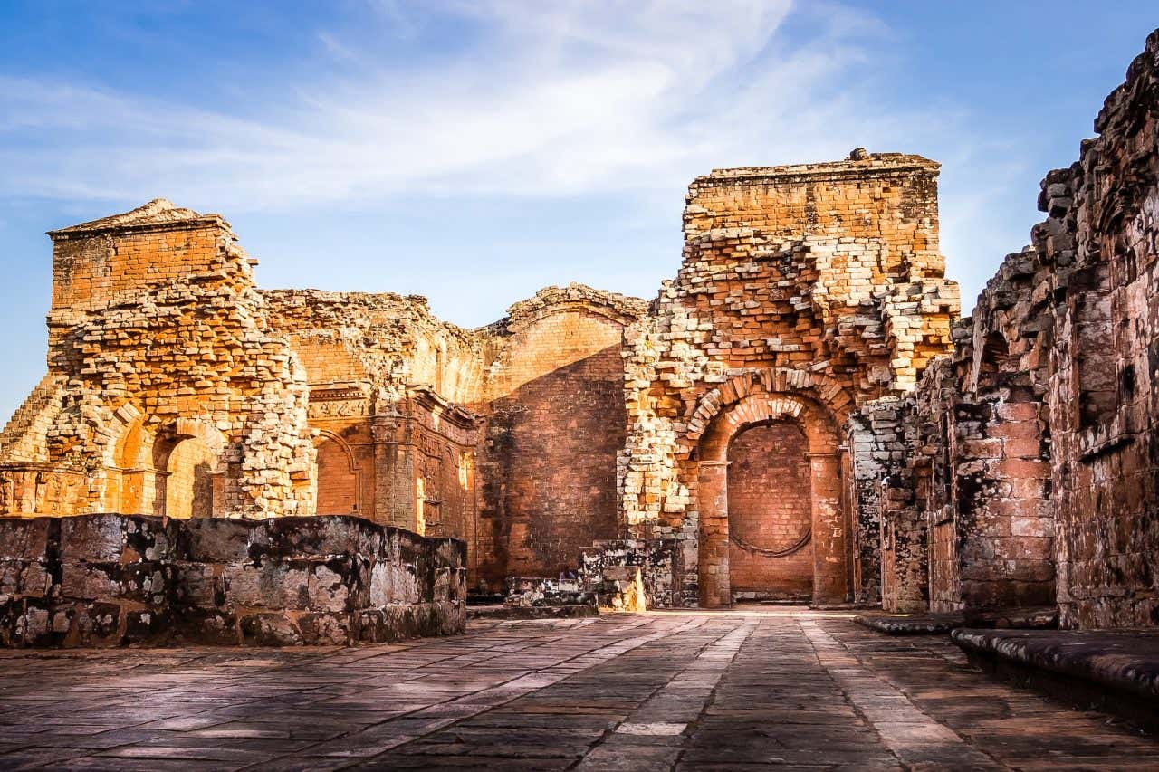 Vestígios arqueológicos das Missões Jesuíticas em Jesús de Tavarangue em um dia ensolarado, um plano imperdível para fazer em Assunção