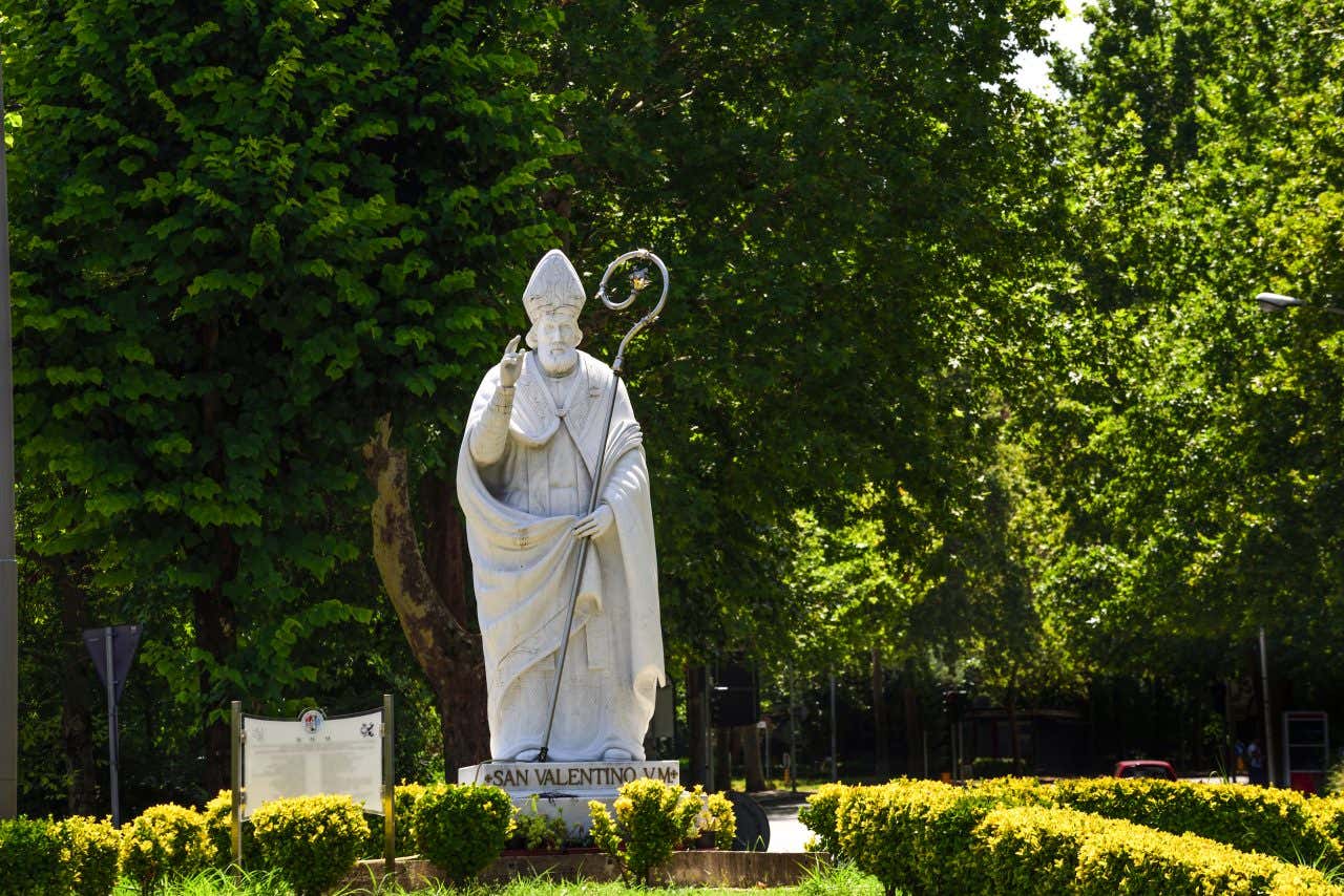 Statua di San Valentino a Terni raffigurata in abiti vescovili, con la mano destra alzata in gesto benedicente, posta all’esterno della Basilica di San Valentino