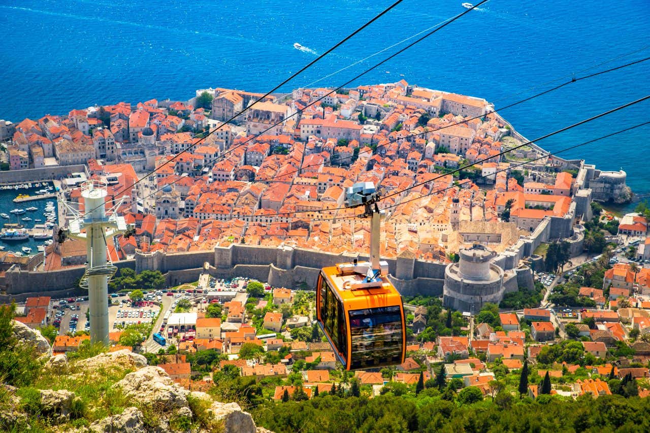 Téléphérique de Dubrovnik avec la ville de Dubrovnik en contrebas, une activité à faire lors de votre séjour