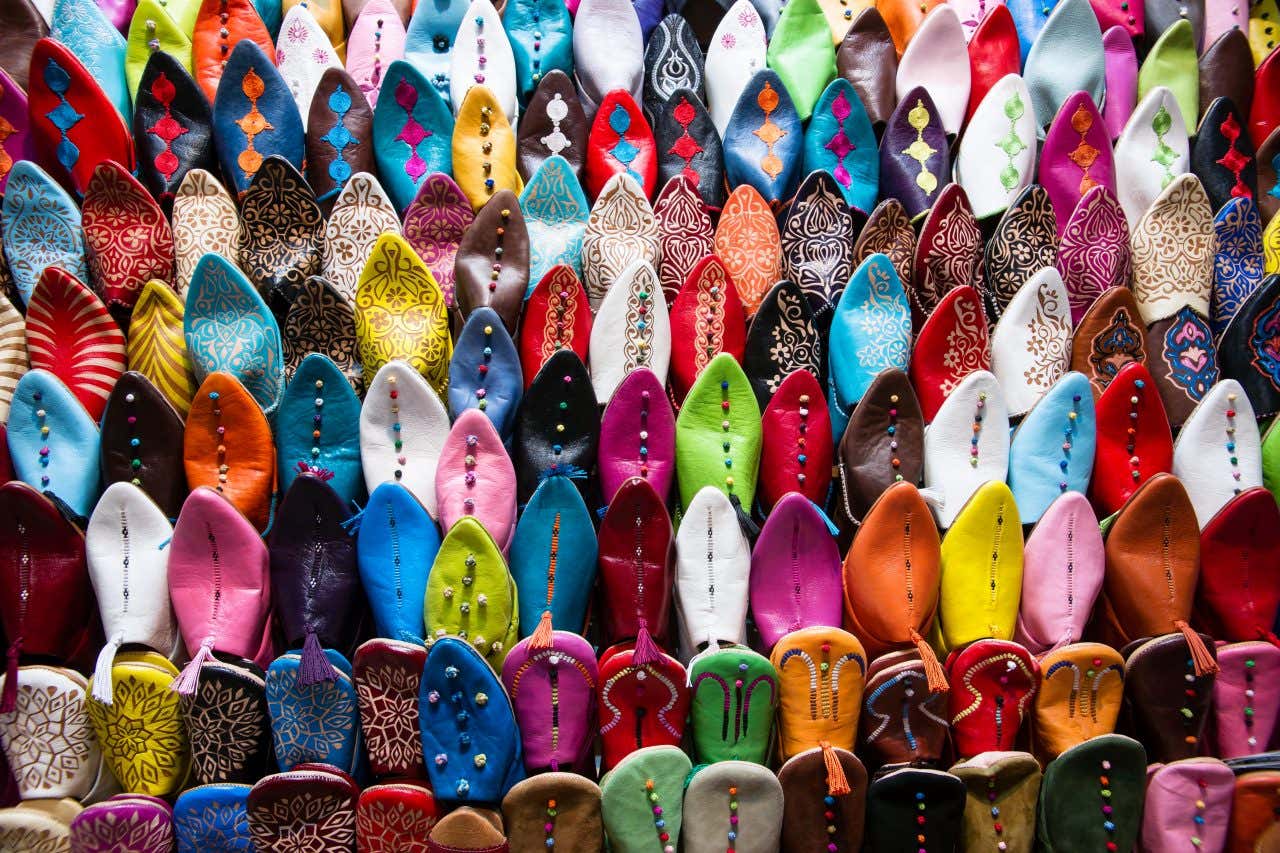 Babouches exposées sur un stand au souk El Had