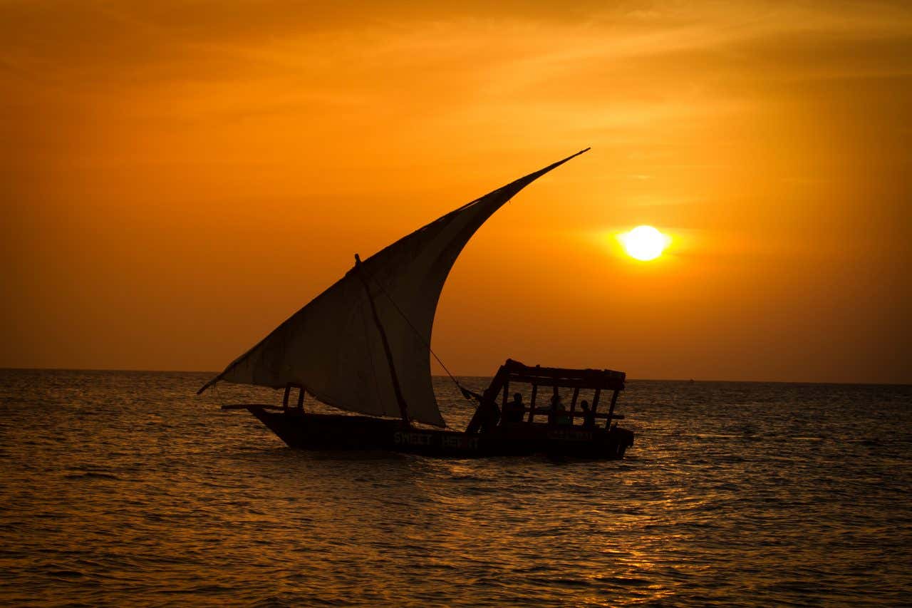 Un dhow naviguant au coucher du soleil, une activité incontournable à faire à Zanzibar