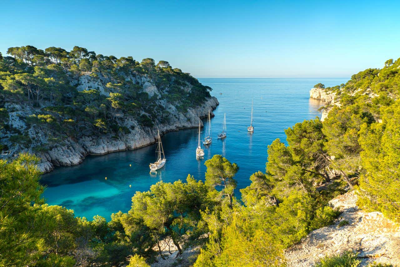 Vue sur des bateaux de plaisance dans la calanque de Port-Pin, à Cassis