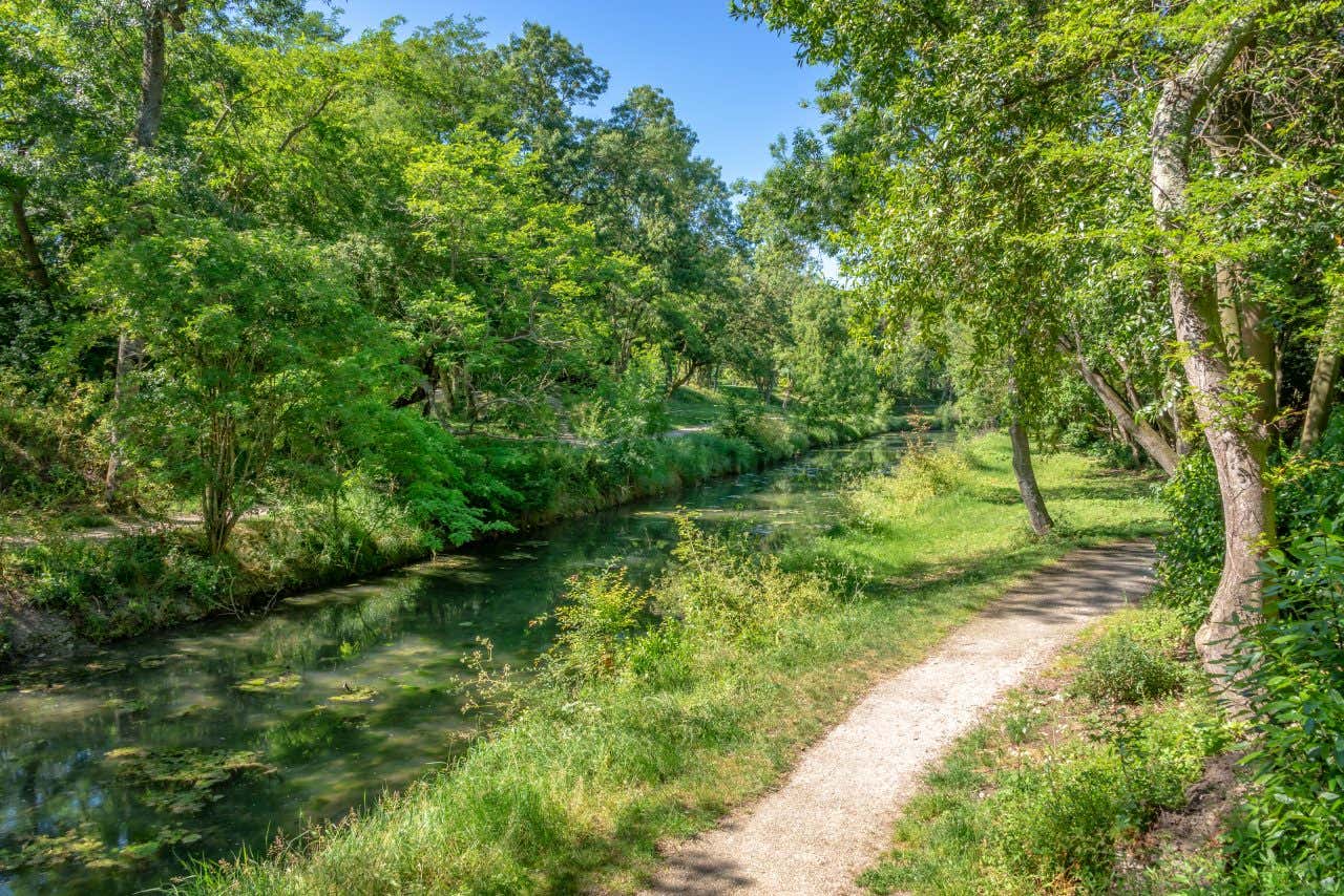 Canal et verdure dans le Parc Charruyer de La Rochelle