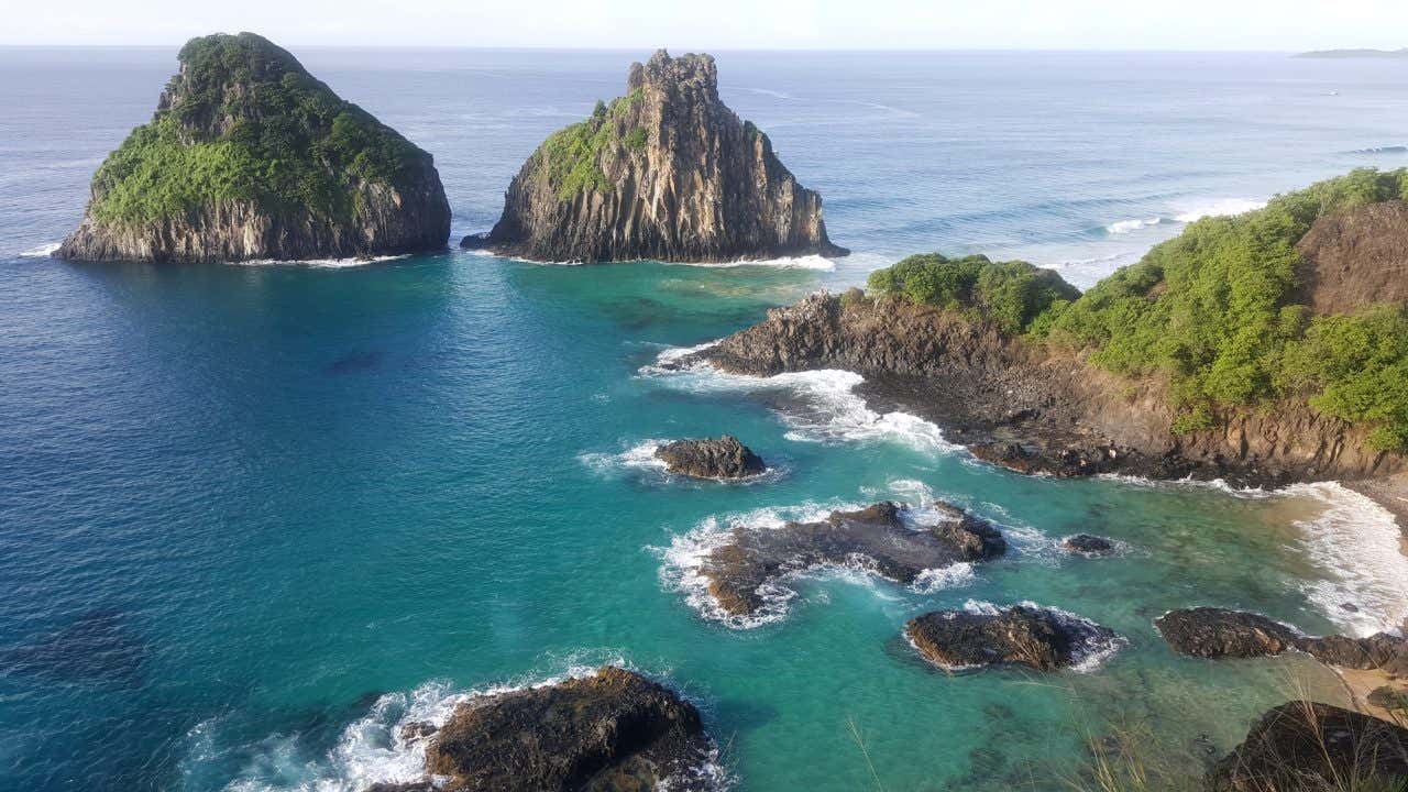 Vista panorâmica de um dos mirantes de Fernando de Noronha com o morro Dois Irmãos ao fundo