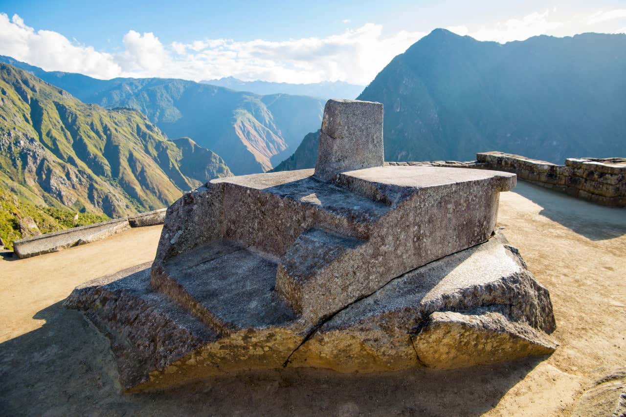 Un reloj solar hecho en piedra en Machu Picchu