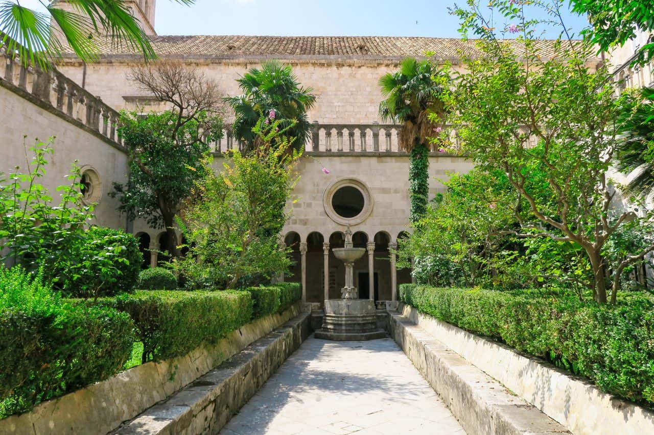 Cloître du Monastère franciscain avec sa végétation