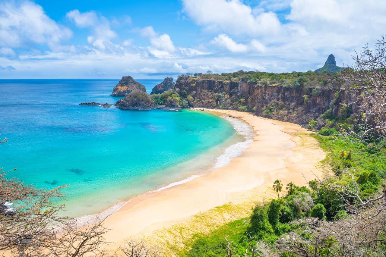 Vista aérea da Baía do Sancho, com areia branca e águas turquesas