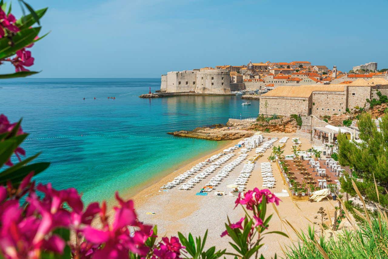 Vue sur la plage de Banje, la plus célèbre des plages de Dubrovnik
