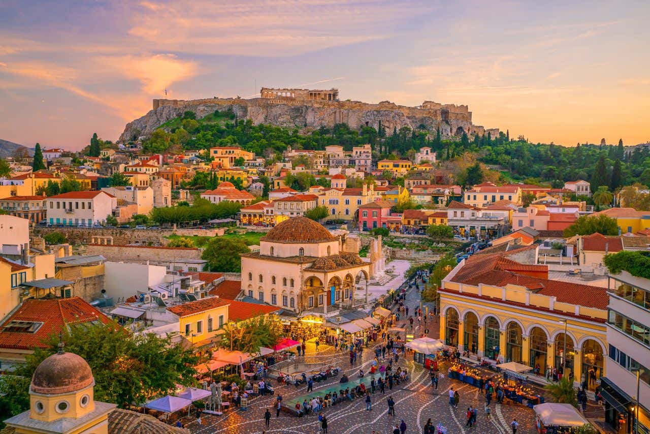 Vue sur le quartier de Monastiraki d'Athènes, avec l'Acropole en arrière-plan