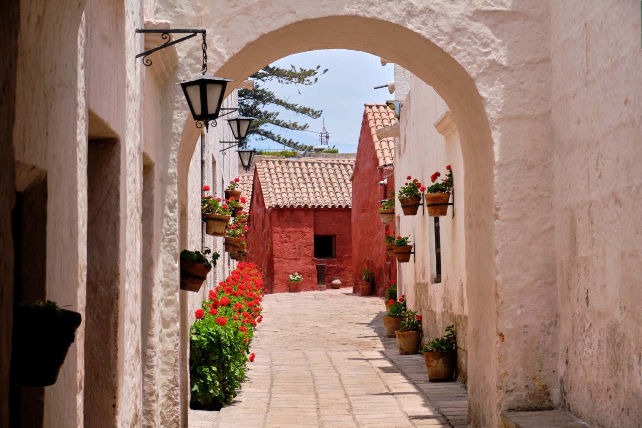 Pintoresco patio en el Monasterio de Santa Catalina de Siena. Arequip, Perú.