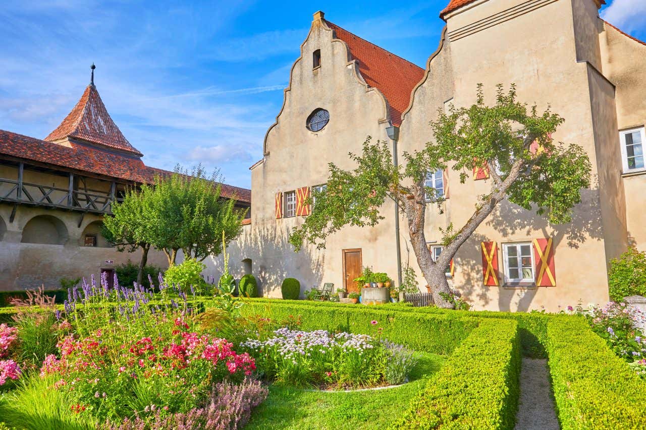 Una foto del giardino interno del castello di Harburg, tra le principali attrazioni della Strada romantica. È contornato da edifici medievali con facciate tipiche e tetti in cotto