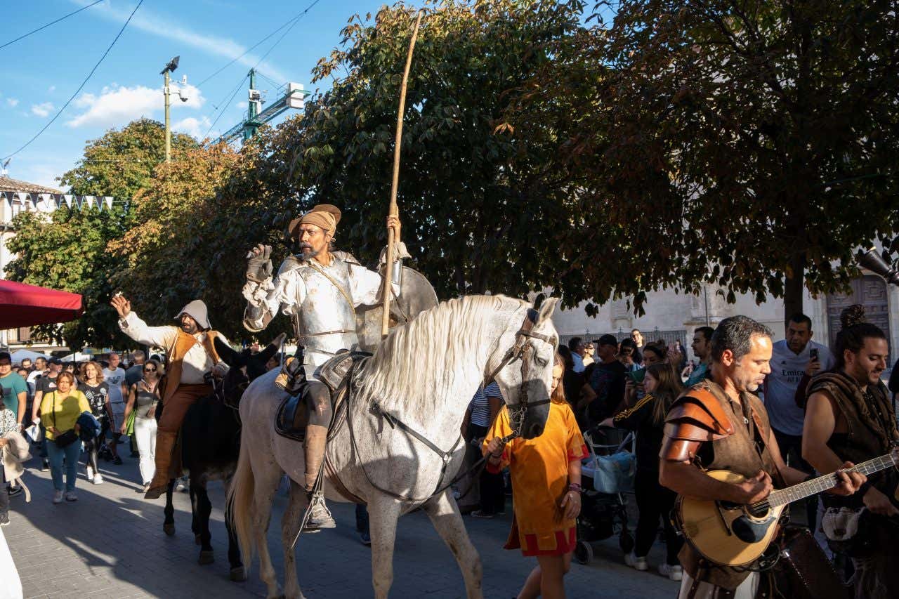 Un homme en armure monte un cheval en portant une lance de joute pendant la célébration de la Semana Cervantina à Alcalá de Henares, un site de l'UNESCO à Madrid