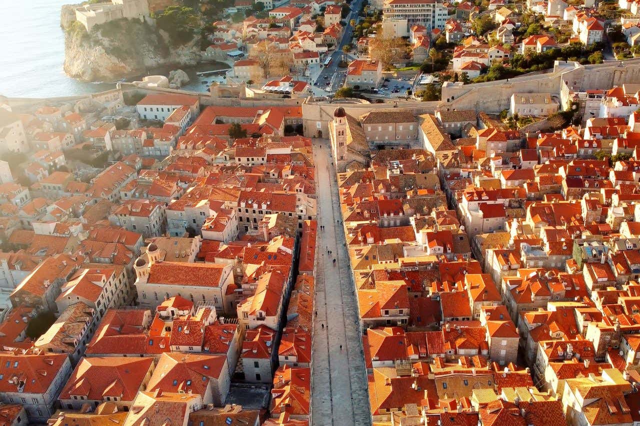 Vue aérienne sur la rue Stradun, incontournable à Dubrovnik
