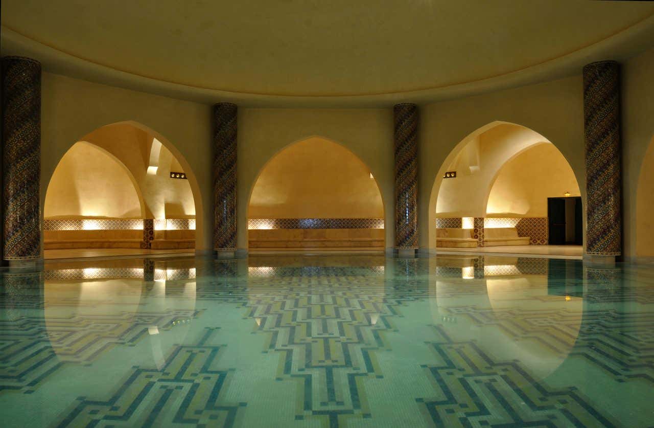 Intérieur d'un hammam marocain avec un bassin spacieux