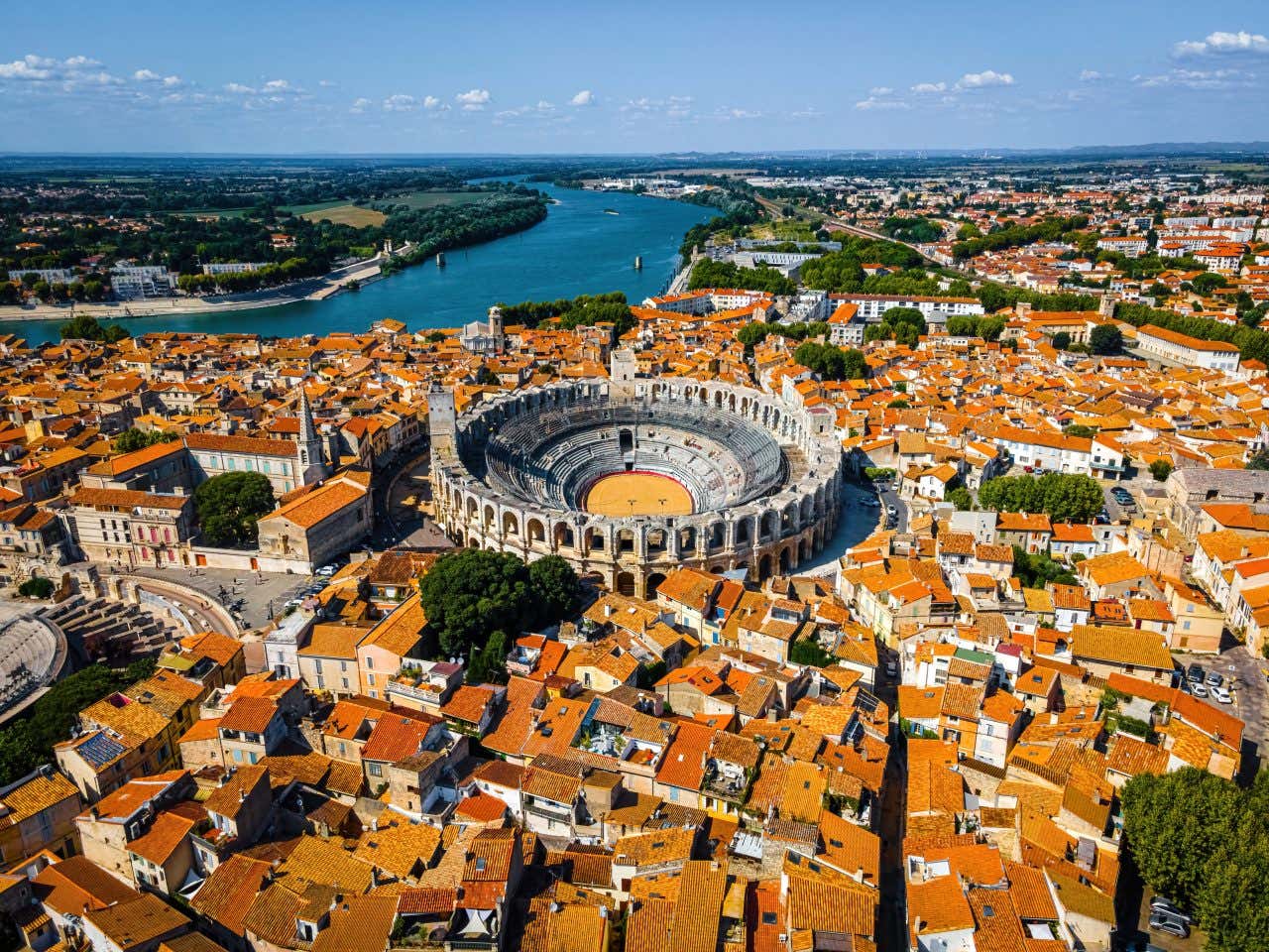 Vue aérienne sur Arles et ses arènes, une visite à faire en Provence