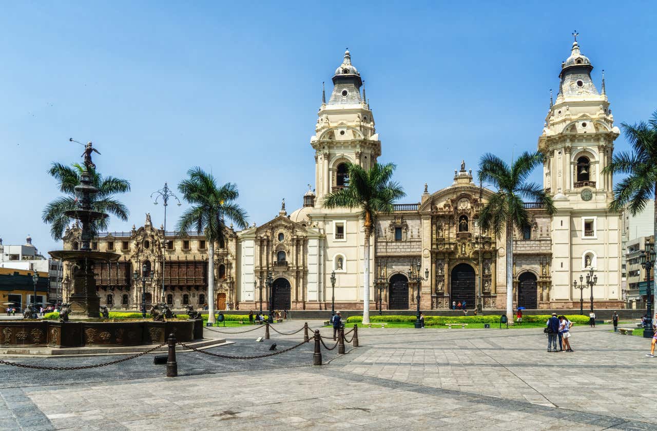 Vista de la Plaza Mayor o Plaza de Armas en el centro histórico y colonial de Lima, Perú.
