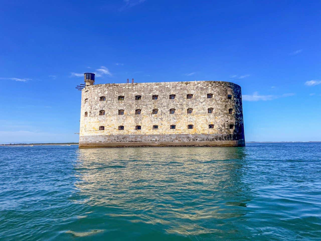 Vue sur le Fort Boyard, entre l'île d'Oléron et l'île d'Aix