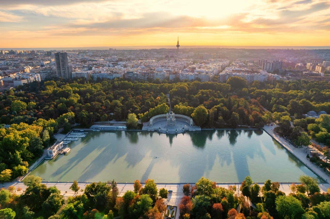 Vue aérienne sur le parc du Retiro et son étang au coucher du soleil