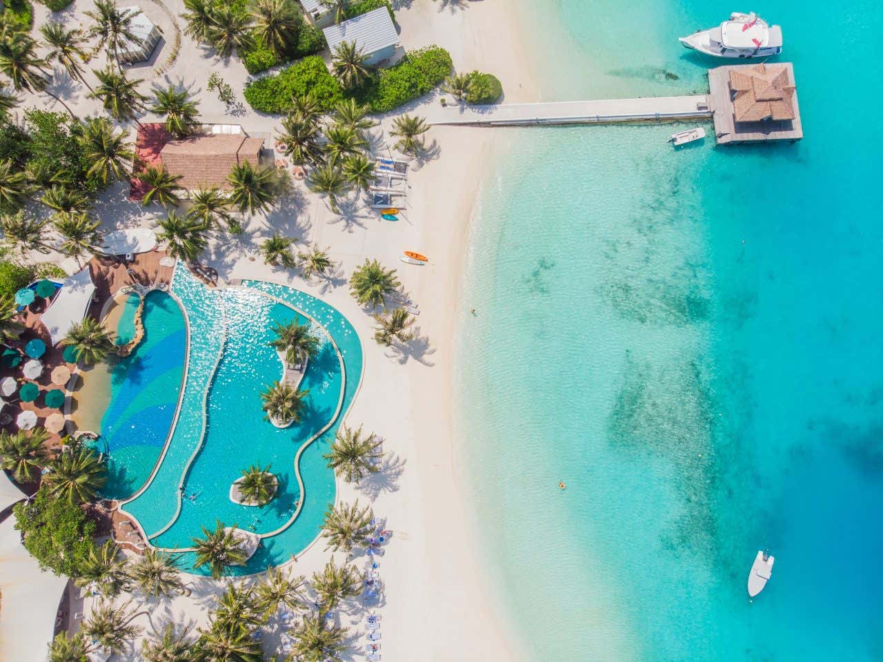 Vue aérienne sur un resort de Zanzibar, au bord de l'océan avec une piscine sur le sable