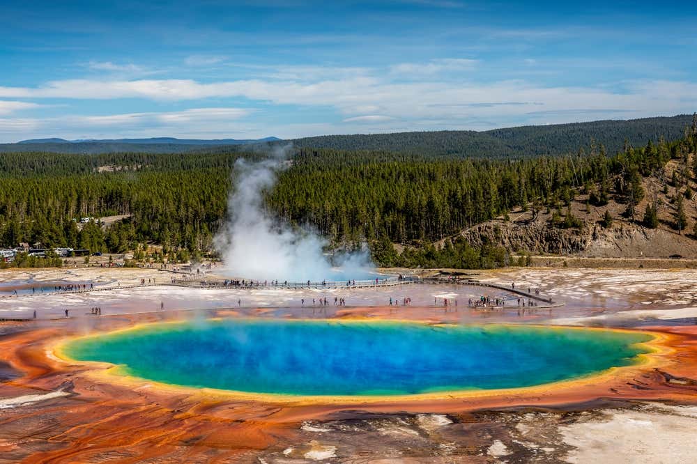La Grand Prismatic Spring, uno specchio d'acqua calda dai colori accesi nel parco naturale dello Yellowstone