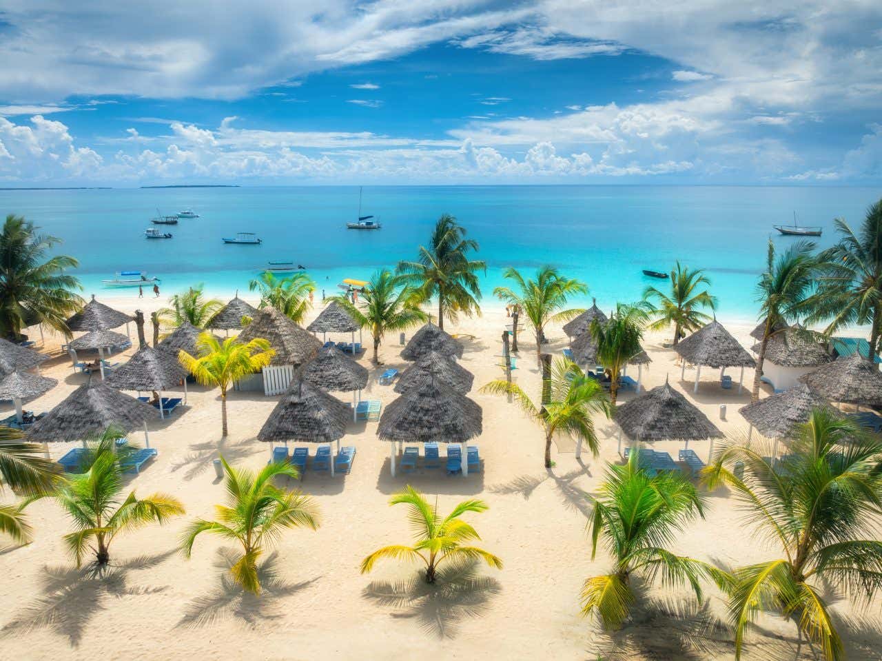 Plage de Kendwa, avec ses transats sour  des parasols de paille