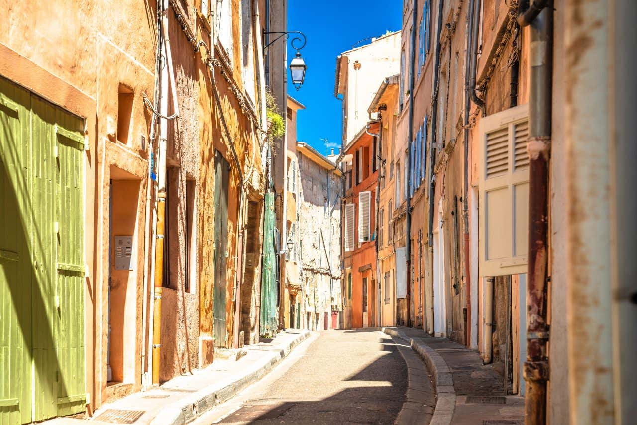 Rue d'Aix-en-Provence, avec ses maisons colorées