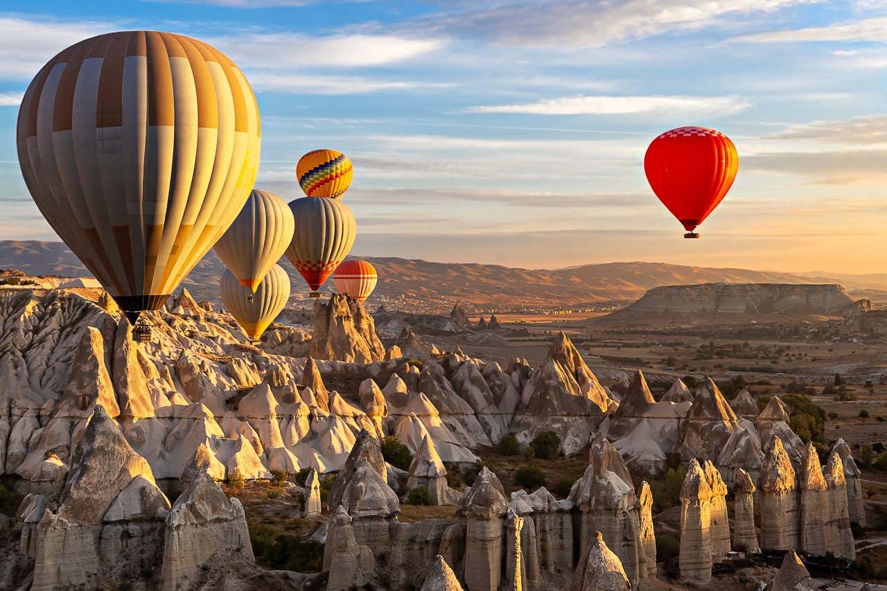 Montgolfières au-desus des formations rocheuses de Cappadoce