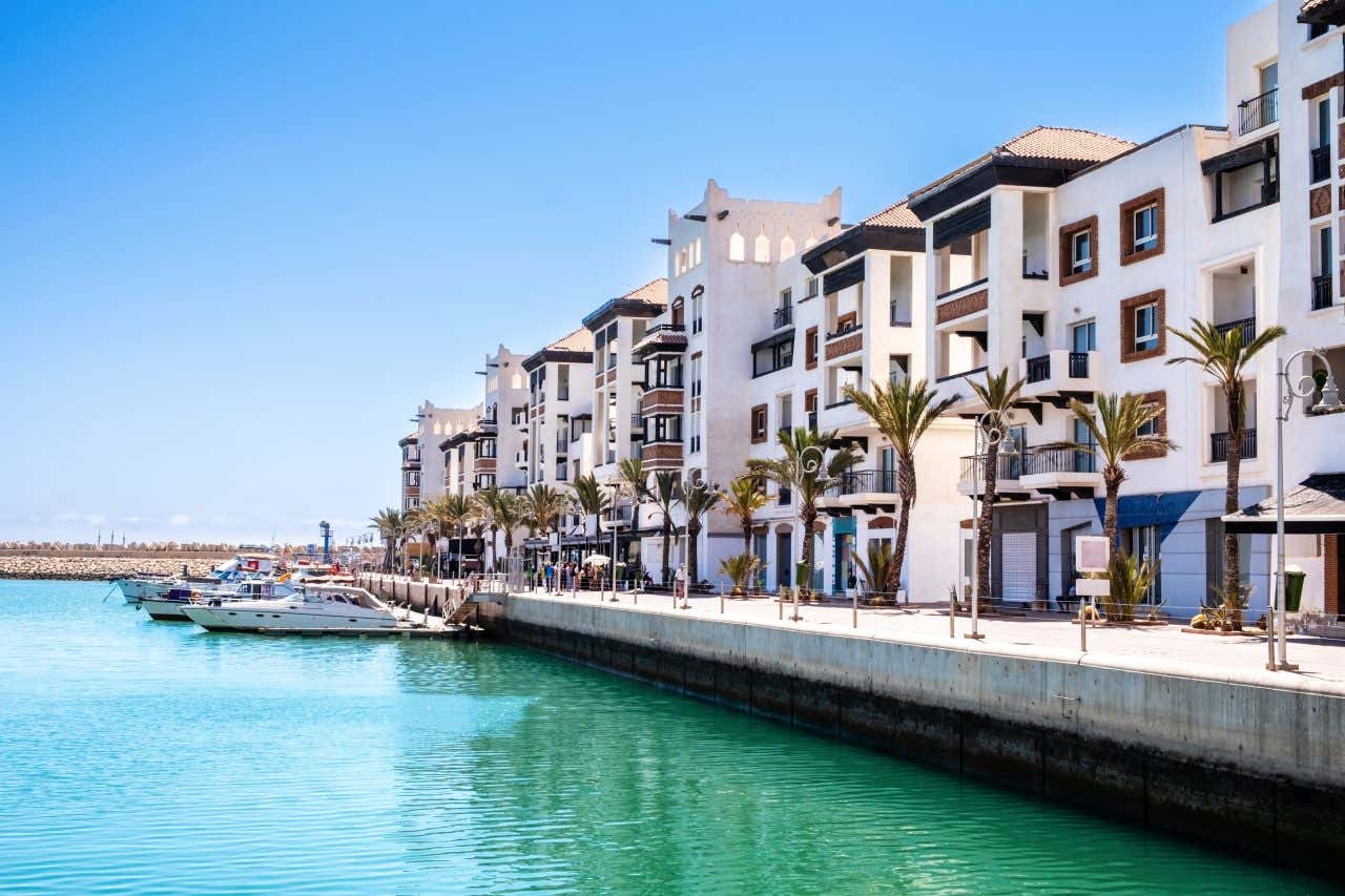Marina d'Agadir avec des petits yachts et des maisons blanches
