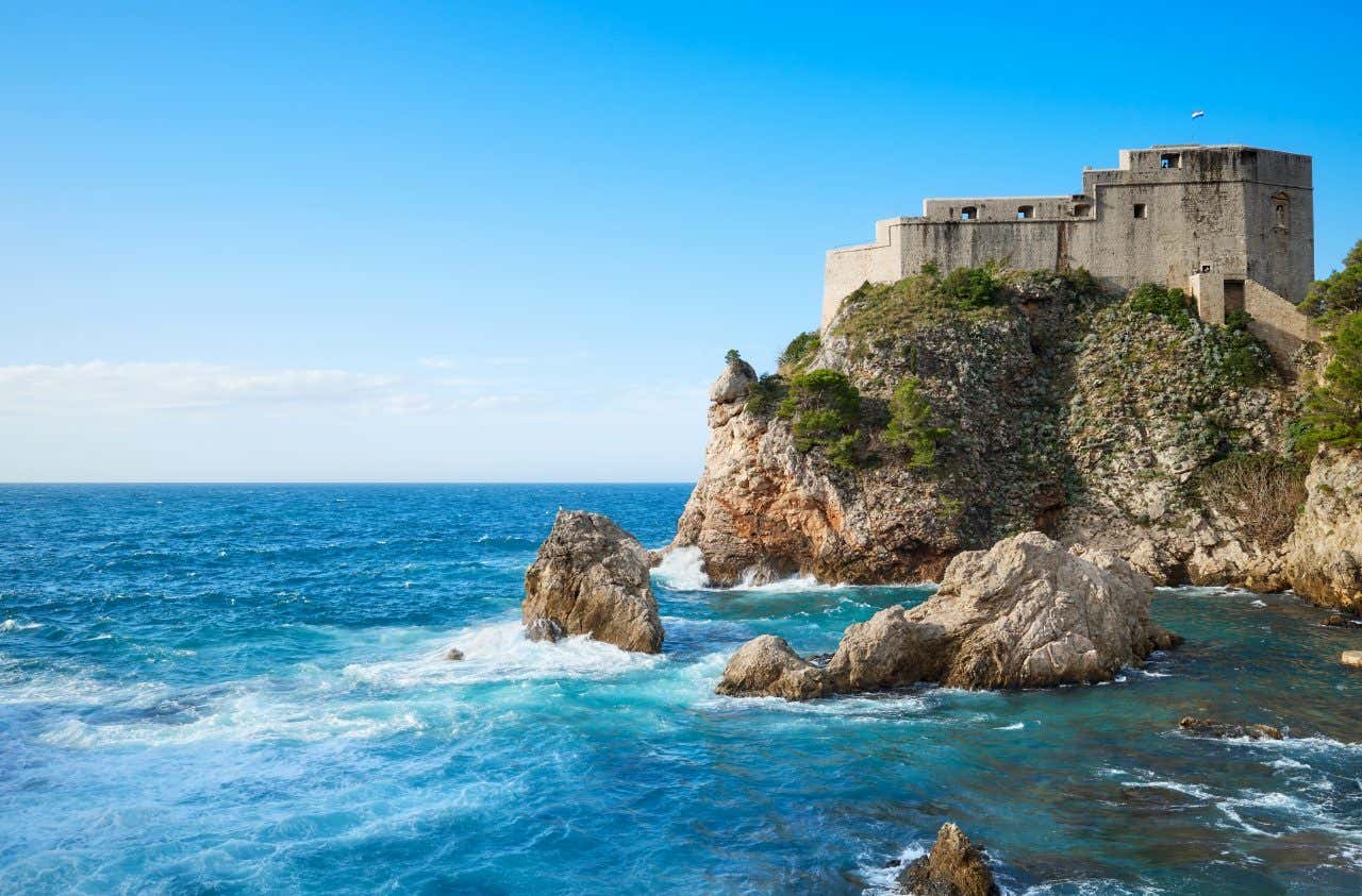 Le Fort Lovrijenac au bord d'un éperon rocheux, une visite à faire à Dubrovnik