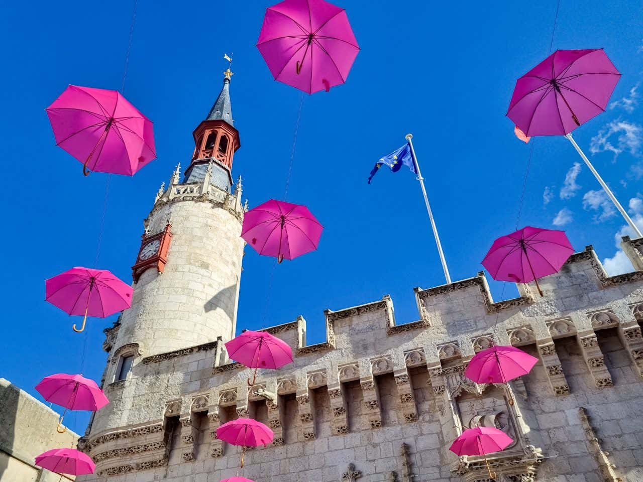 Parapluies roses suspendus près de la mairie de La Rochelle, à quelques pas du Musée du Nouveau Monde