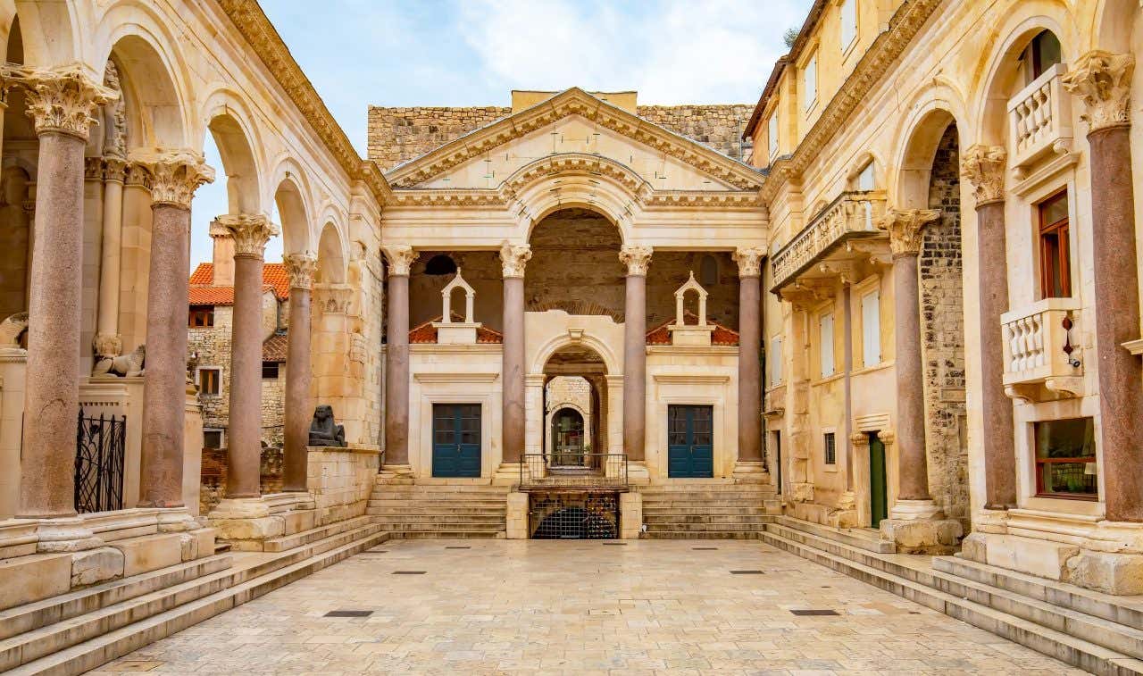 Magnifique cour intérieure du Palais de Dioclétien, une visite à faire en Croatie